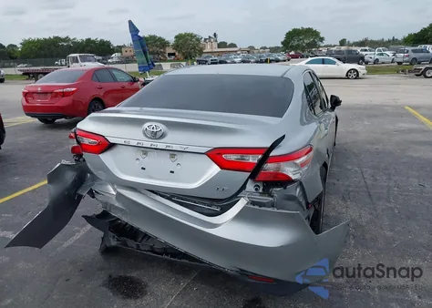 2018 Toyota Camry Le z USA, uszkodzony, nr VIN 4T1B11HK8JU112441